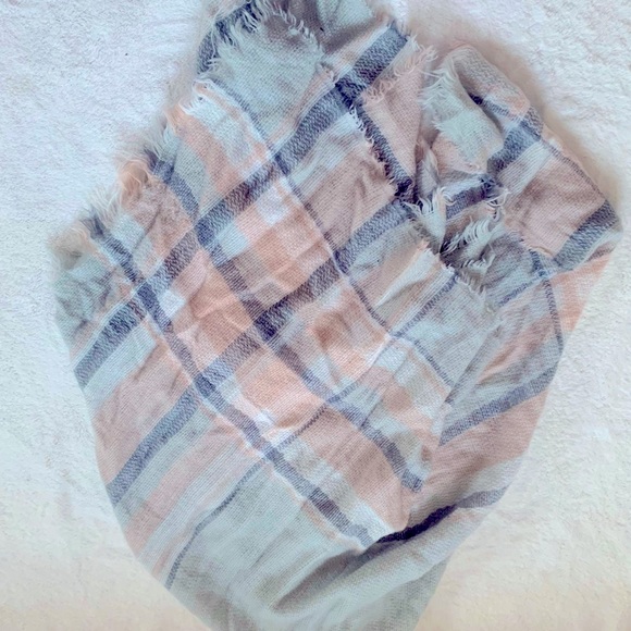 Checkered scarf/wrap - Picture 2 of 3